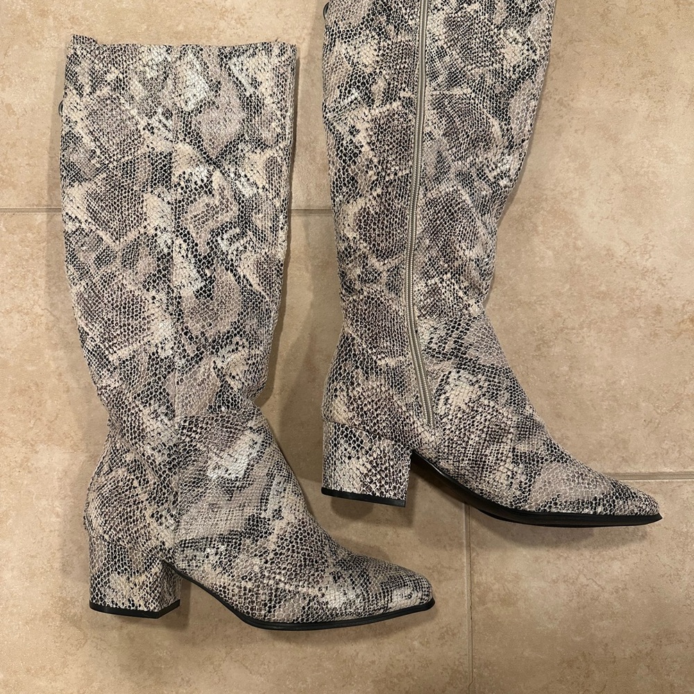 Very G Heeled Boots with Snakeskin Pattern